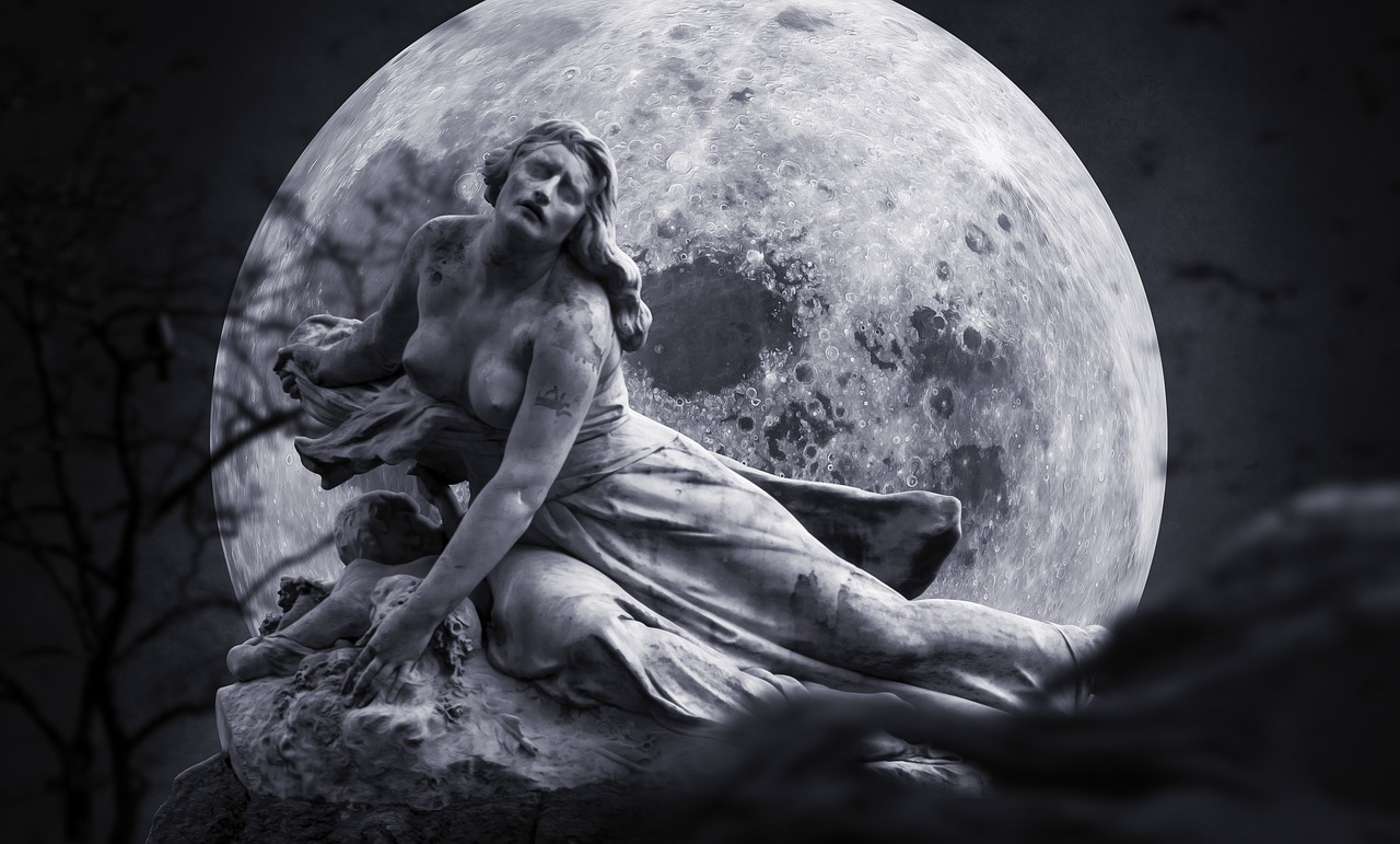 Луна с женским лицом